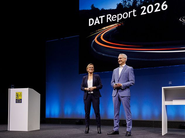 Uta Heller und Dr. Martin Endlein live auf der Bühne bei der Präsentation des DAT&nbsp;Reports 2026