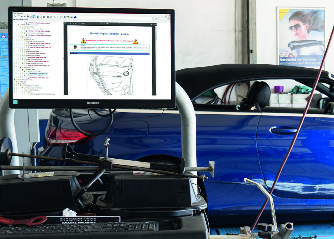 Desktop-Bildschirm in Autowerkstatt mit geöffneter Reparaturanleitung: SilverDAT 3 bietet direkt im System die passenden Reparaturanleitungen